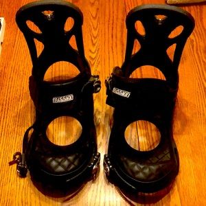Burton mission bindings all black with chrome detailing in excellent condition